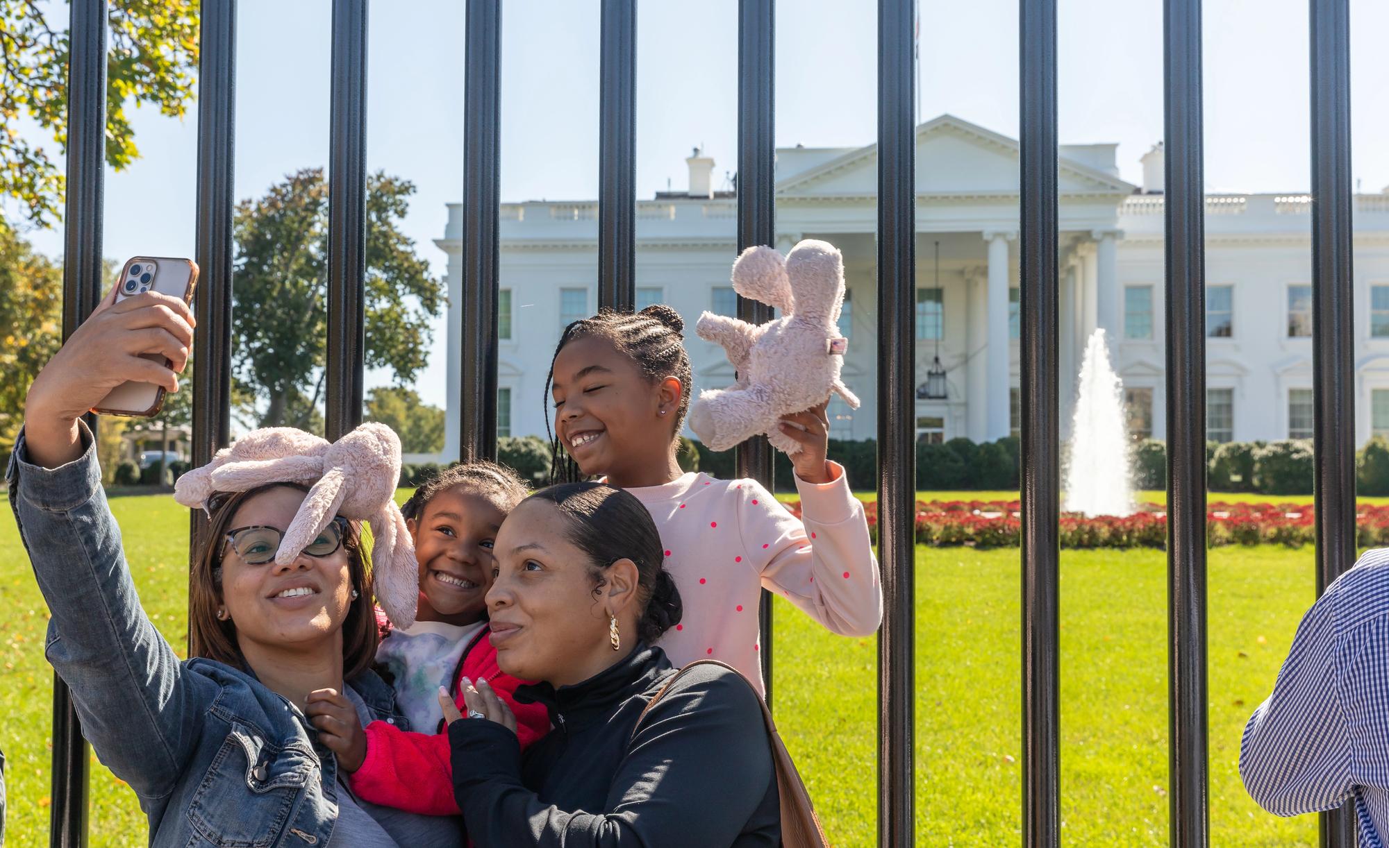 Multigenerational Travel Scavenger Hunts: A Fun Way to Explore Together - Family Selfie in Front of White House in Washington DC